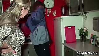 on schöner japanischer mama mit riesigen titten