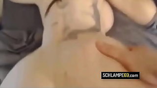 brünetten milf auf dem bett