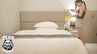 n dem die sexy milf mit riesigen titten und arsch einen großen schwarzen schwanz nimmt